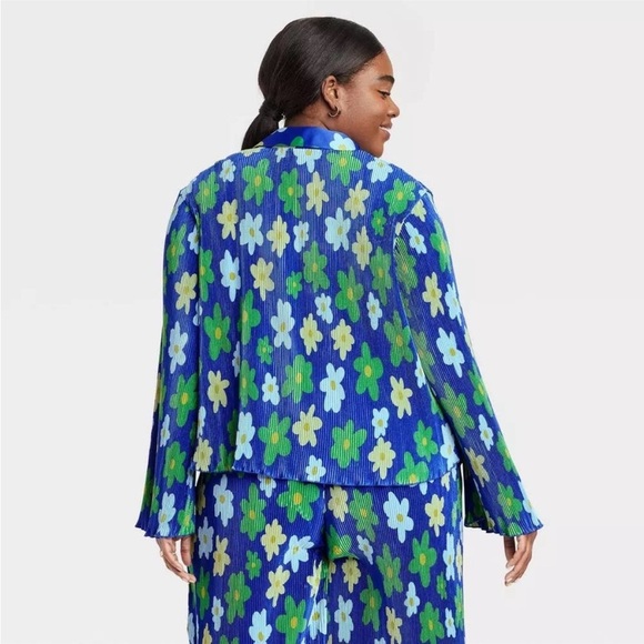 Sammy B Women's Various Size
Cropped Button-Down Shirt - Blue
Floral - Picture 3 of 3